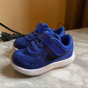 Toddler boys blue Nike 5C